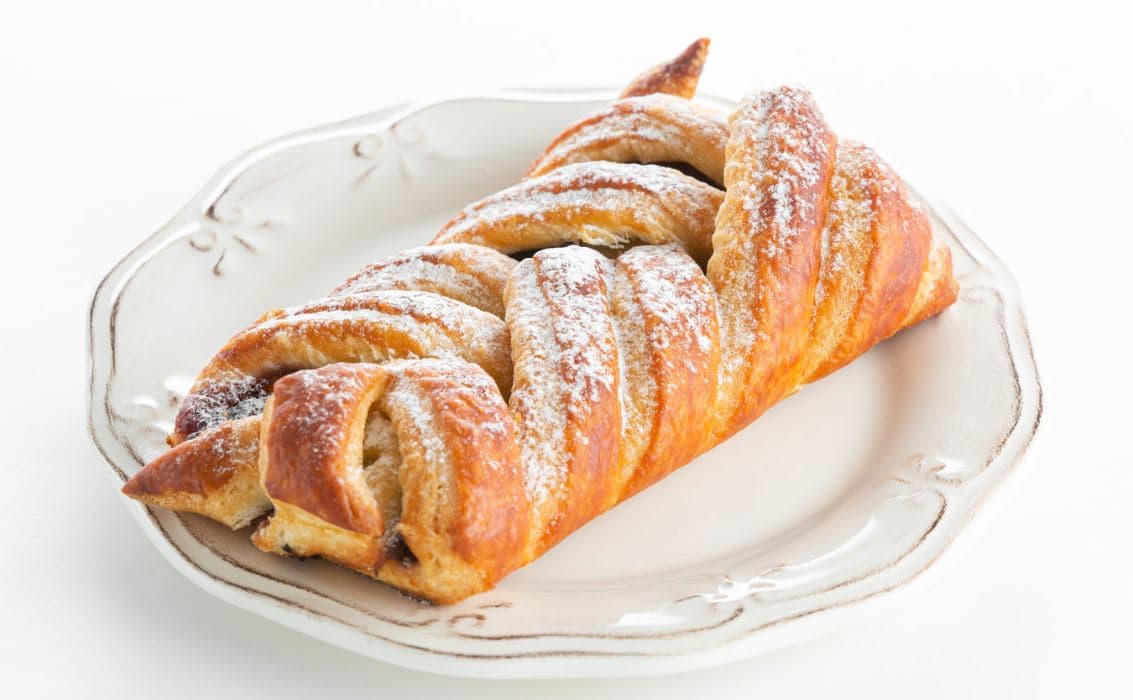 Слоеное хлебобулочное изделие Плетенка с черной смородиной /Bakery Story/ 1,5 кг